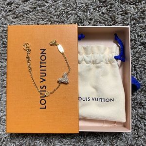 Louis Vuitton essential V pearl bracelet